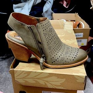 NIB SOFFT booties